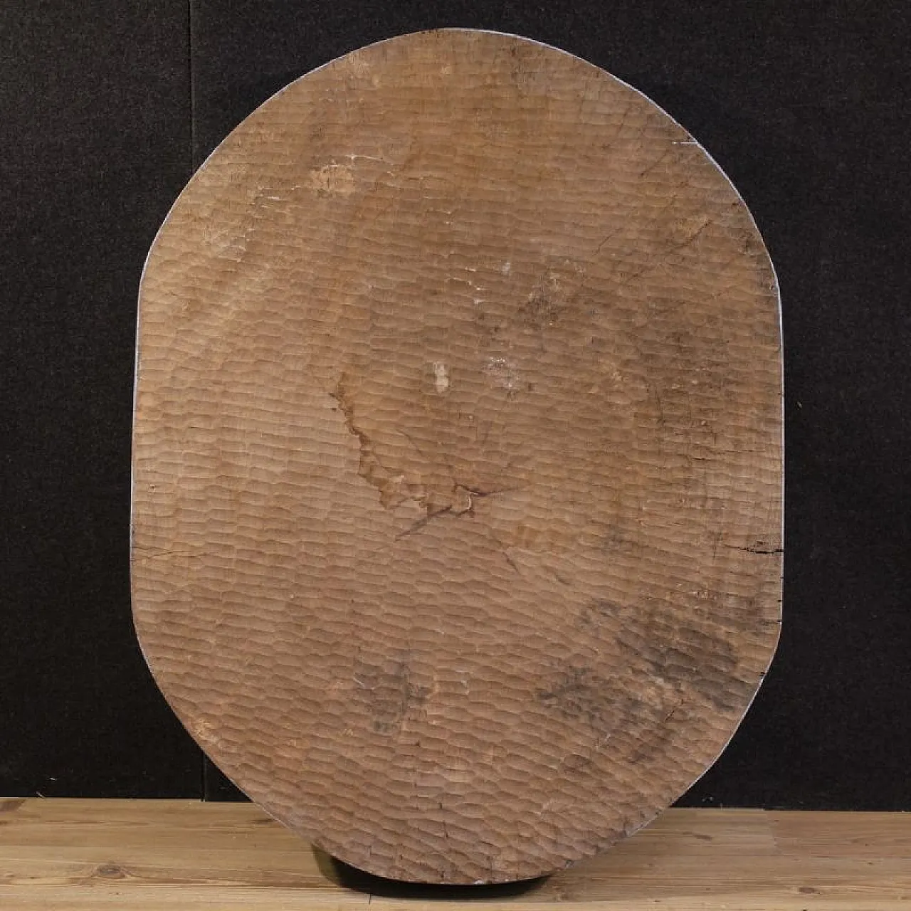 Bassorilievo in legno scolpito con volto stilizzato e fiori, '900 11