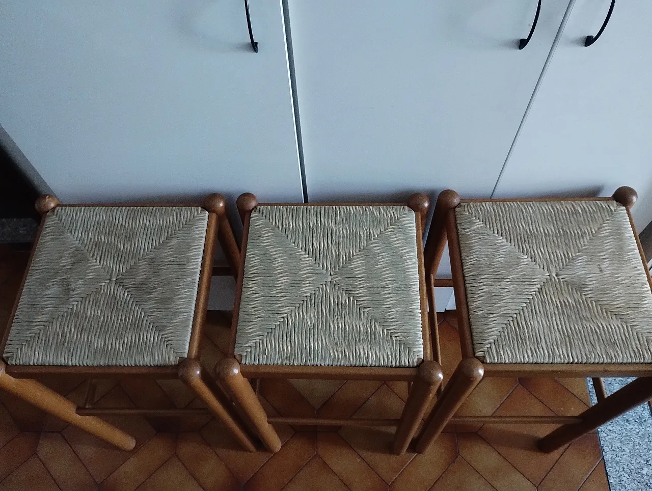 3 wooden bar stools with straw seats, 80s 2