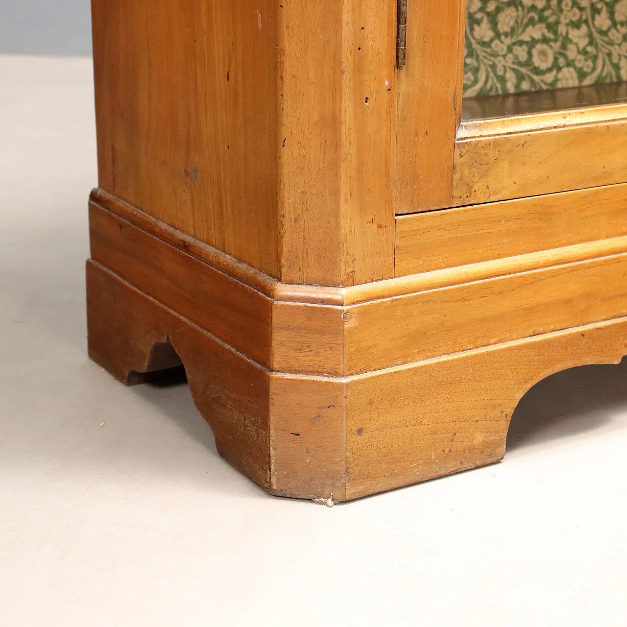 Walnut bookcase, 19th century 8