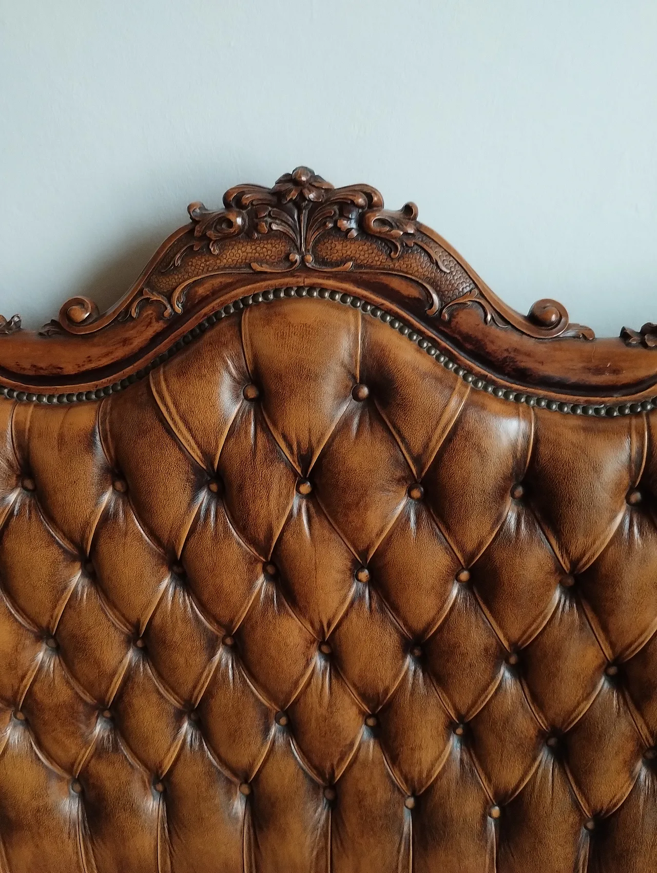 Divano in pelle capitonnè con bottoni, '900 3