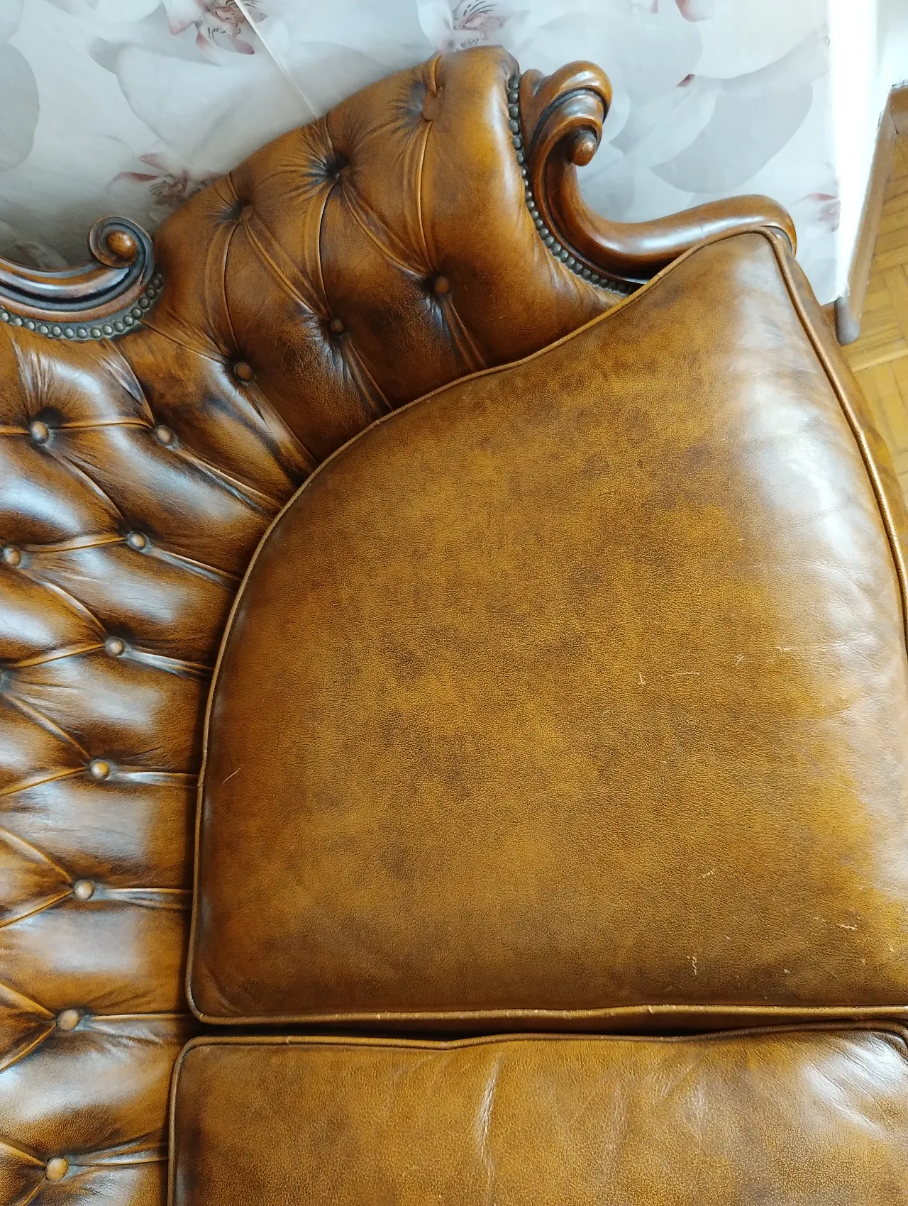 Divano in pelle capitonnè con bottoni, '900 5