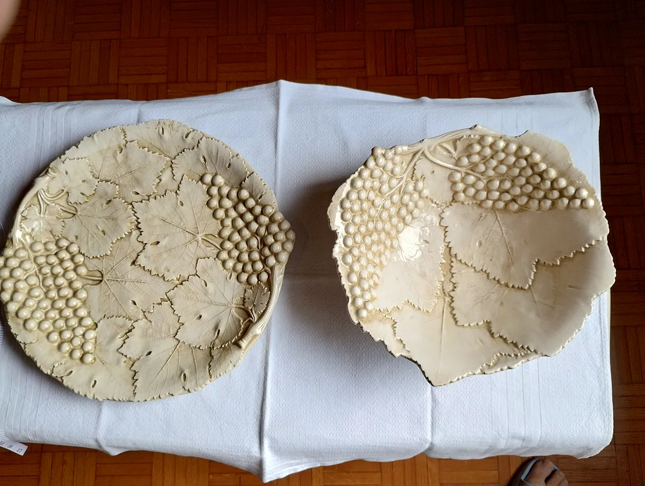 Piatti in ceramica con uva e foglia di vite, anni '70 1