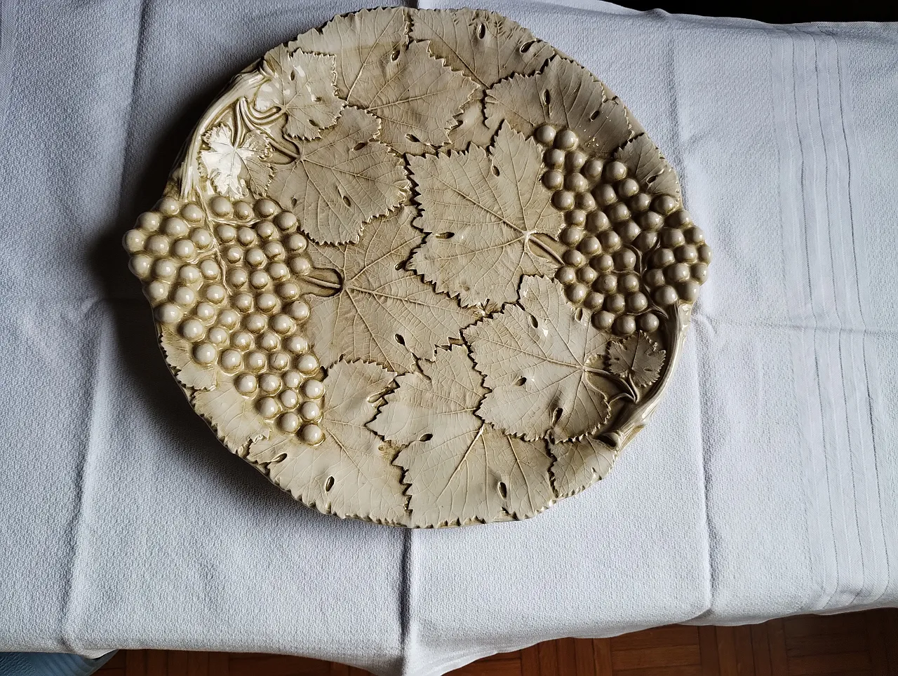 Piatti in ceramica con uva e foglia di vite, anni '70 2