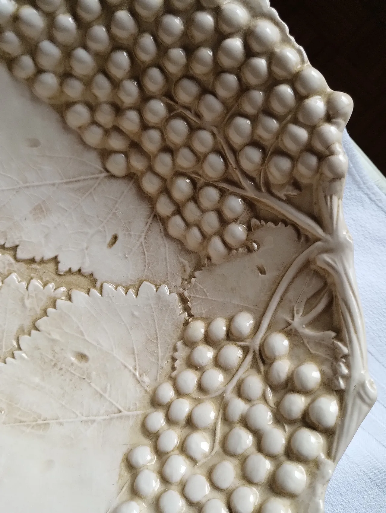 Piatti in ceramica con uva e foglia di vite, anni '70 6