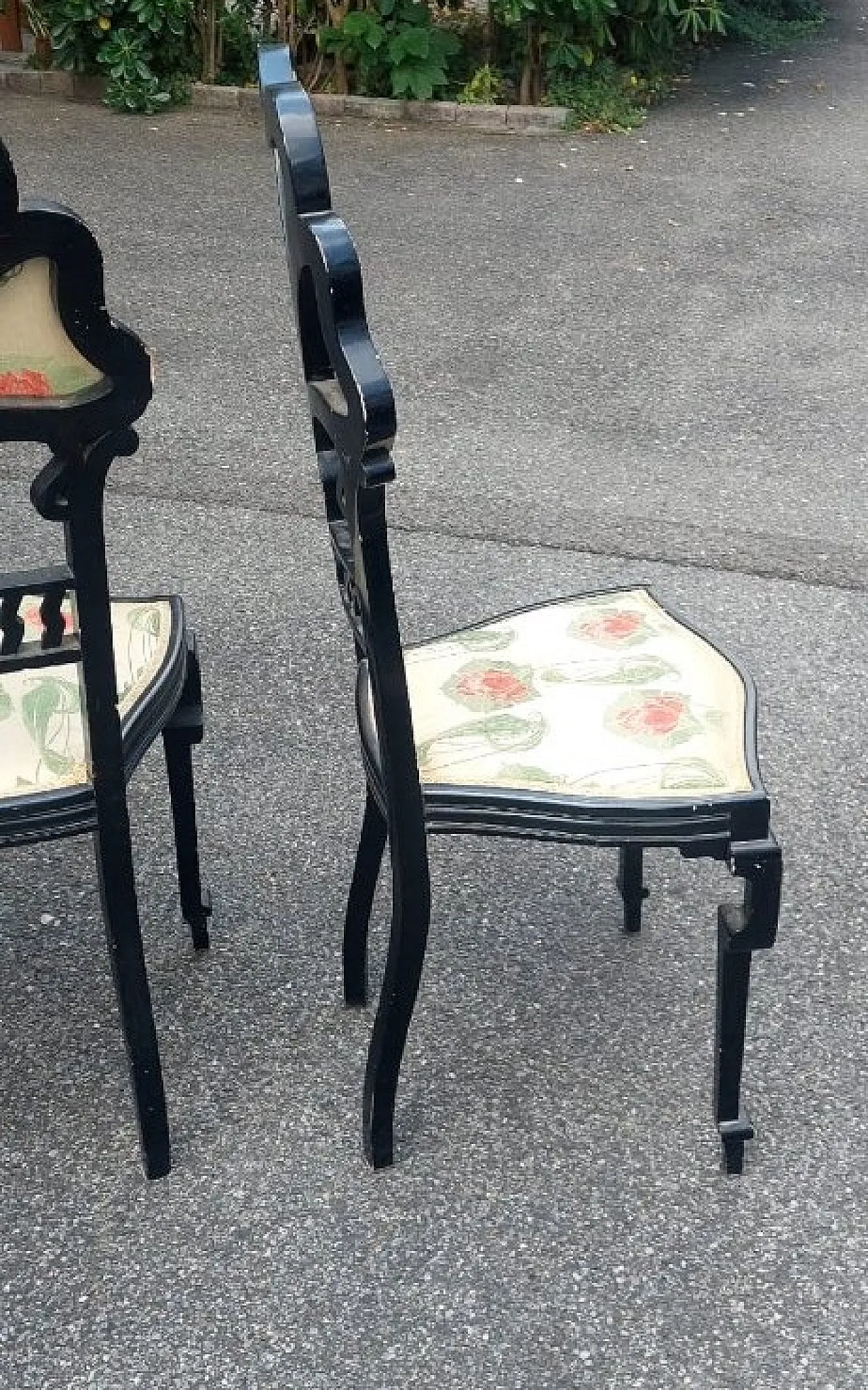 Pair of blackened wooden chairs with 3-petal backrests, 20th century 4