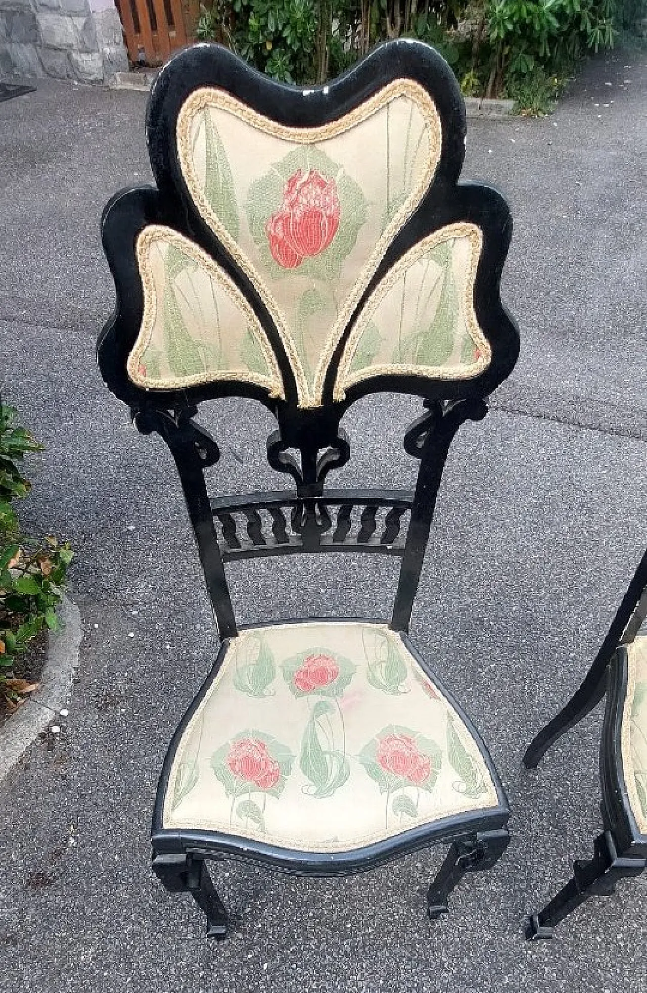Pair of blackened wooden chairs with 3-petal backrests, 20th century 6