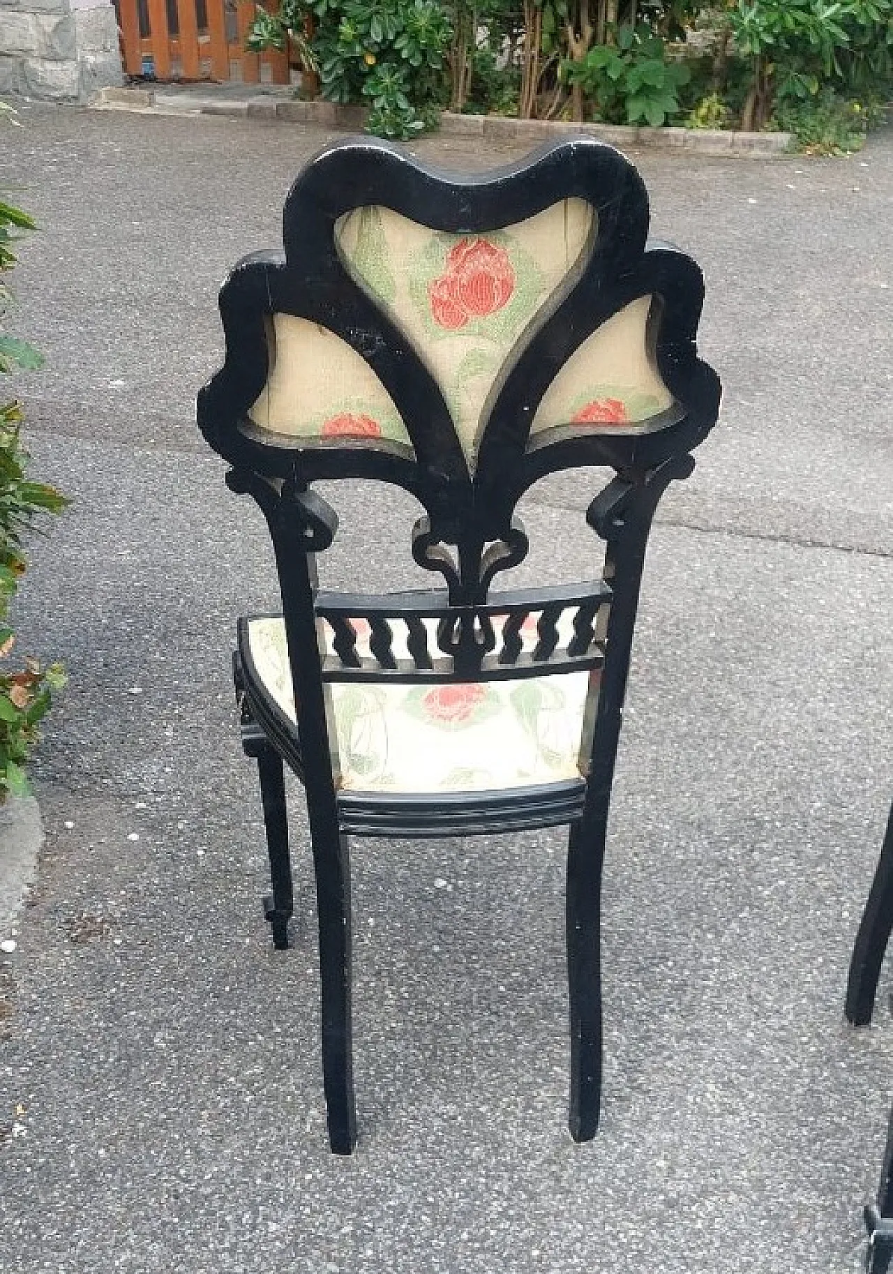 Pair of blackened wooden chairs with 3-petal backrests, 20th century 7