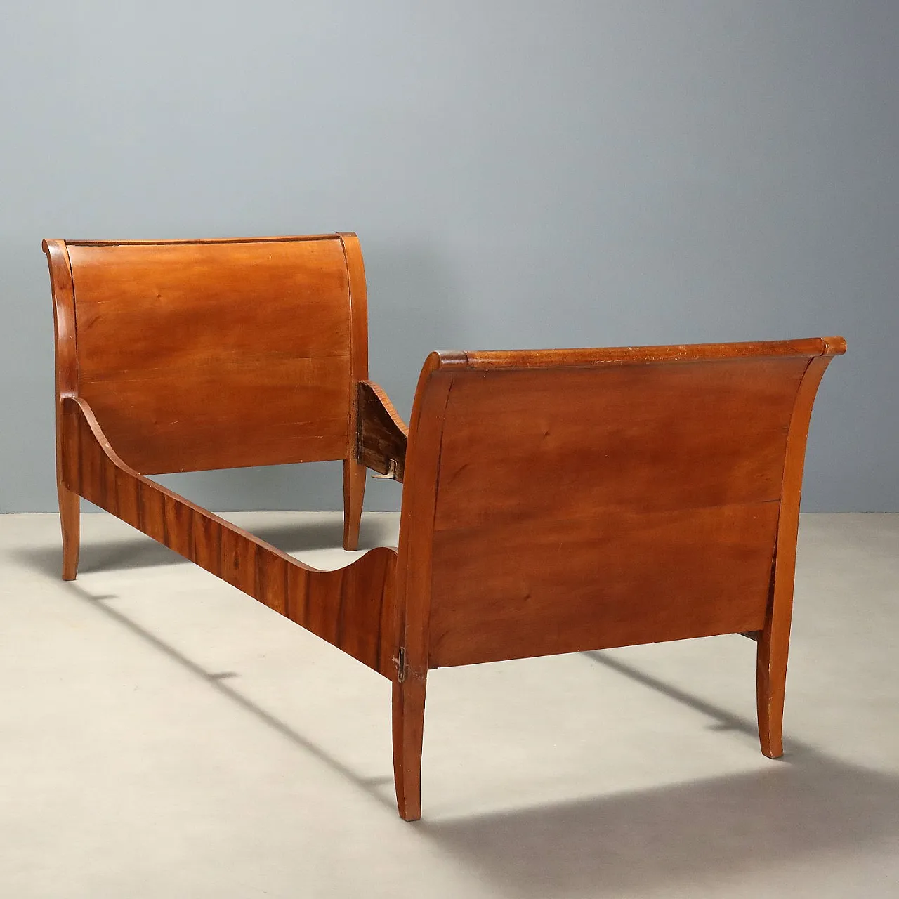 Single sleigh bed in walnut, late 19th century 1