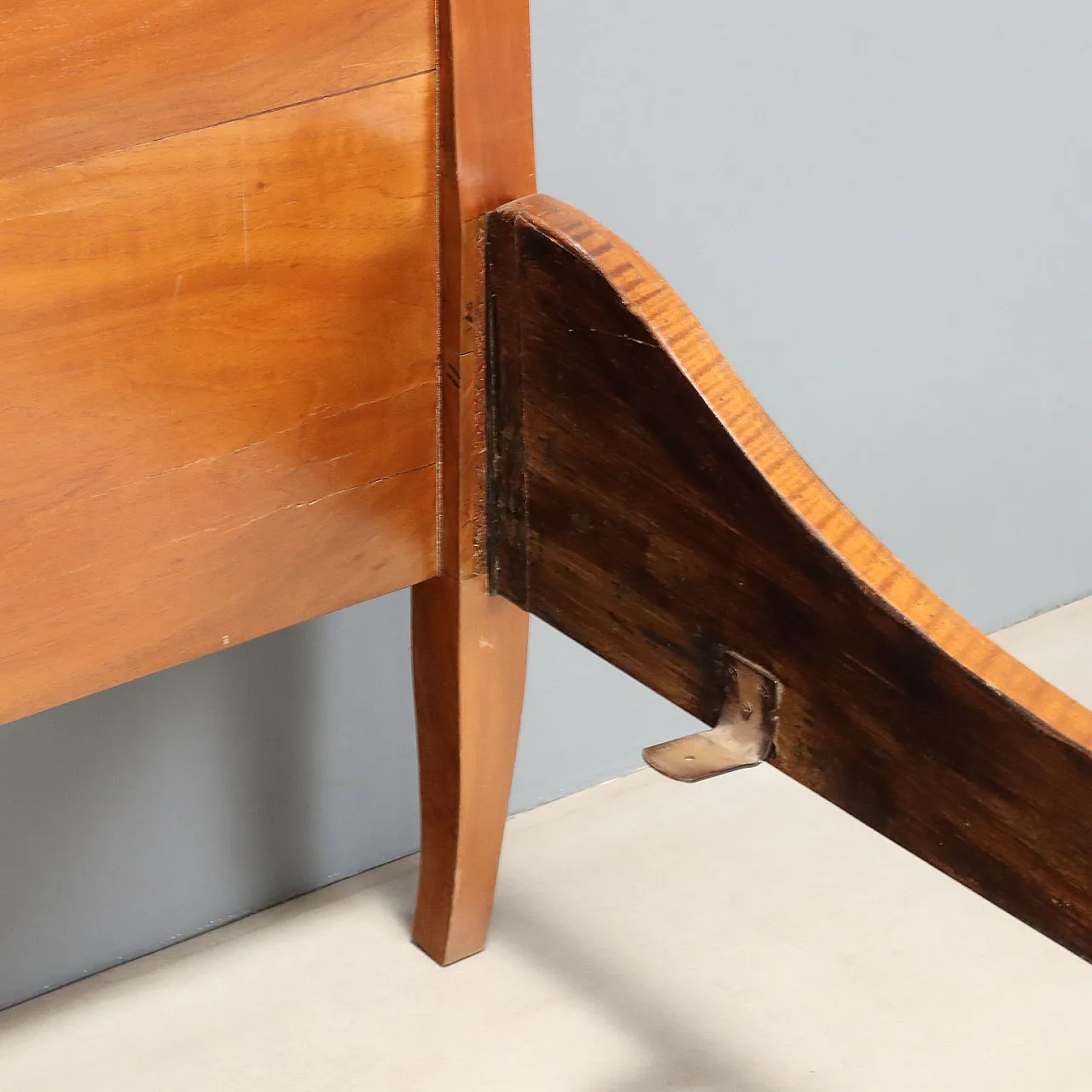 Single sleigh bed in walnut, late 19th century 6