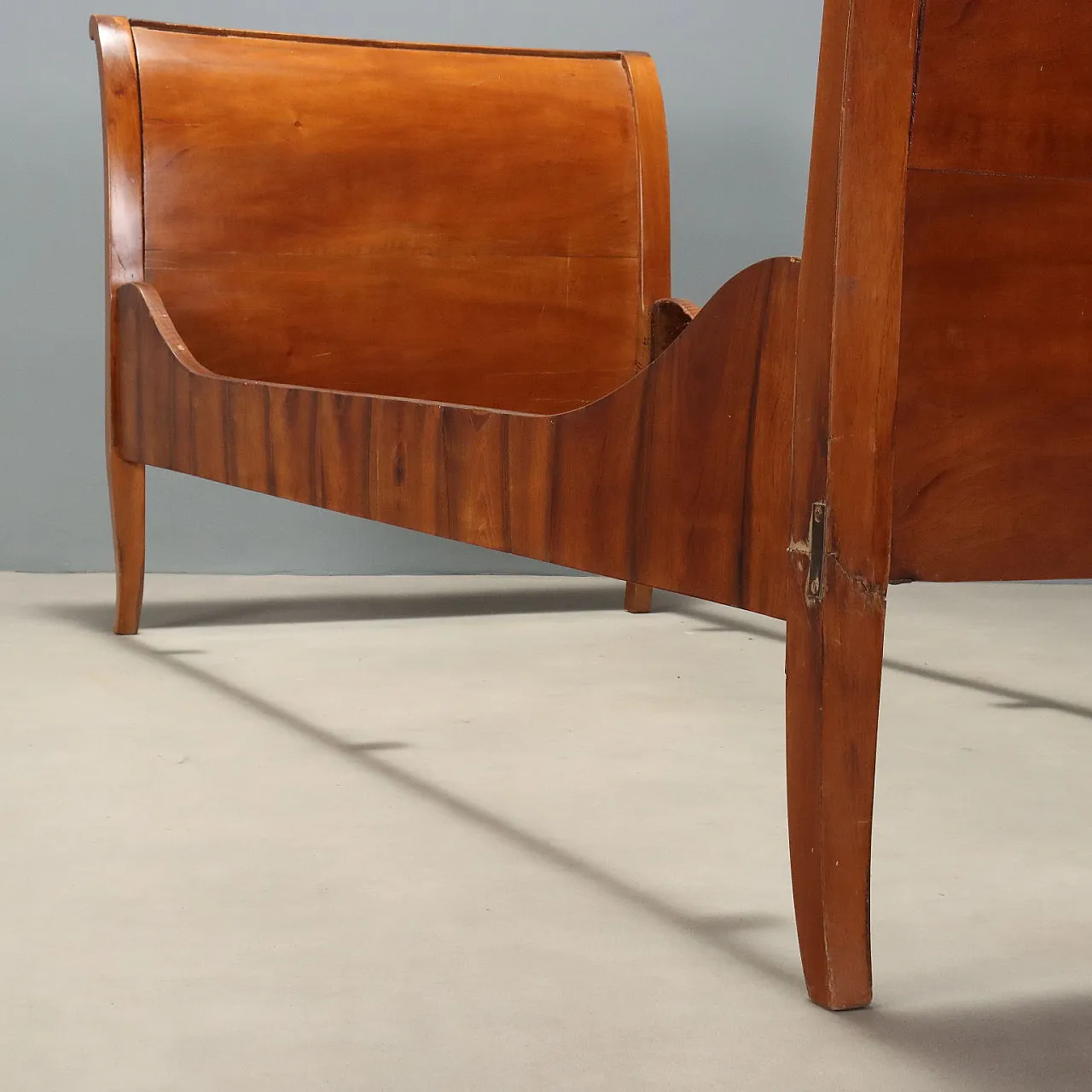 Single sleigh bed in walnut, late 19th century 7