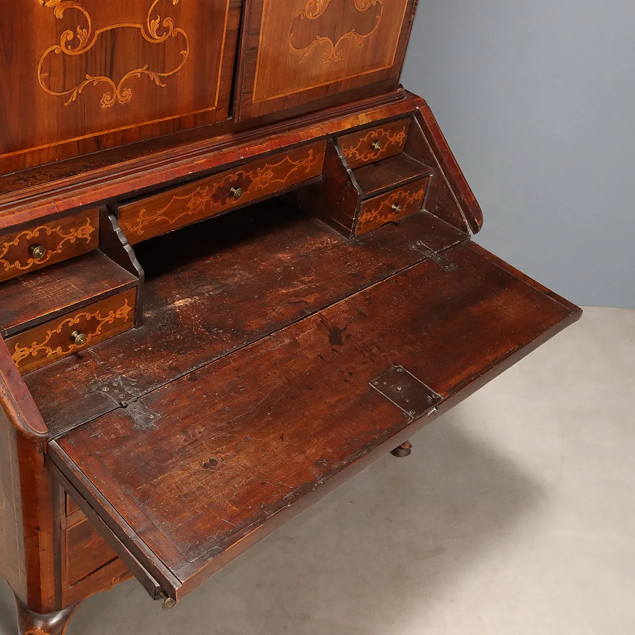 Walnut trumeau with maple inlays, 20th century 10