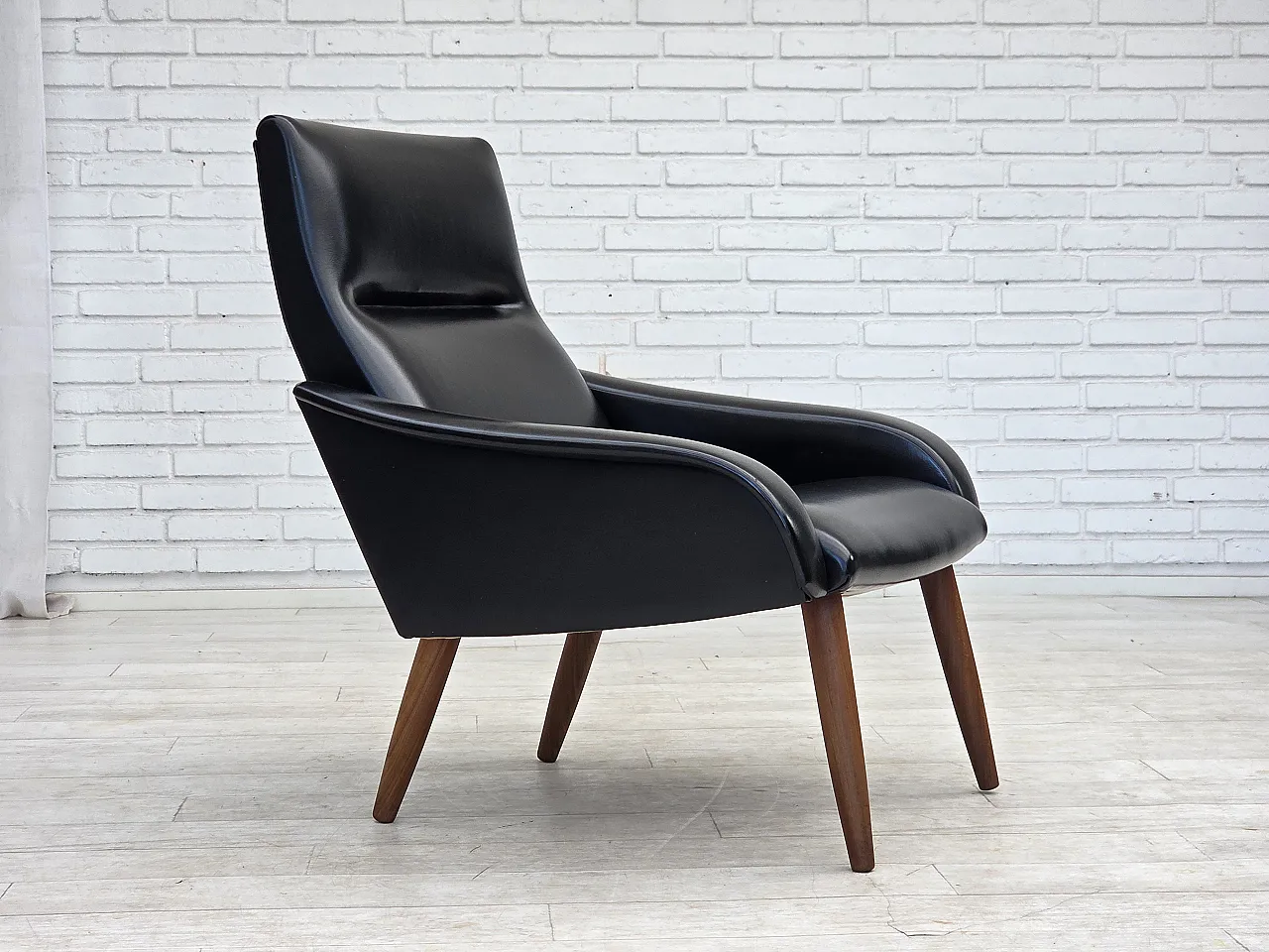 Anni '70, poltrona danese, pelle artificiale nera, gambe in legno di teak. 1