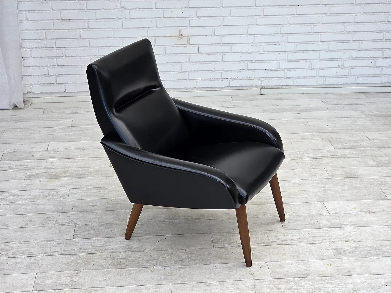 Anni '70, poltrona danese, pelle artificiale nera, gambe in legno di teak. 2
