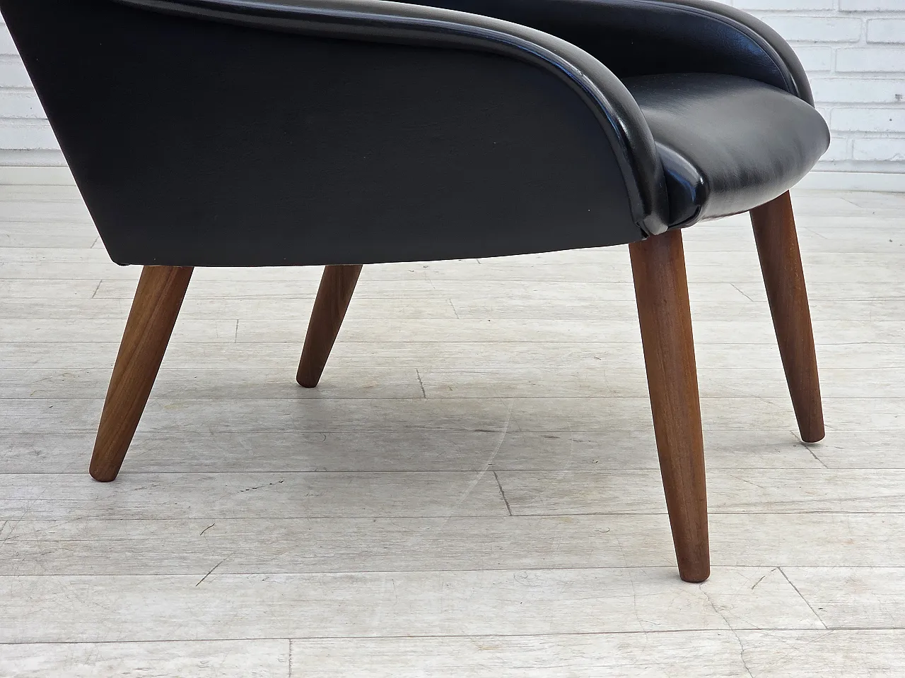 Anni '70, poltrona danese, pelle artificiale nera, gambe in legno di teak. 4