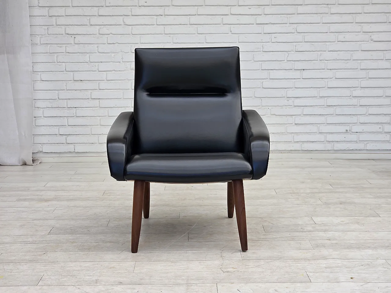Anni '70, poltrona danese, pelle artificiale nera, gambe in legno di teak. 5