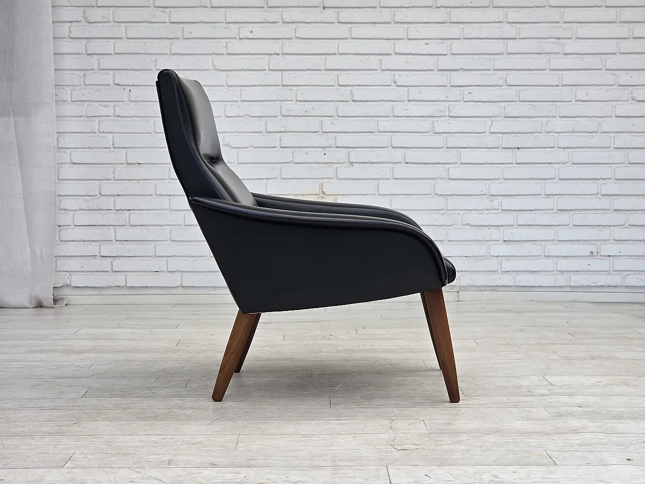 Anni '70, poltrona danese, pelle artificiale nera, gambe in legno di teak. 7