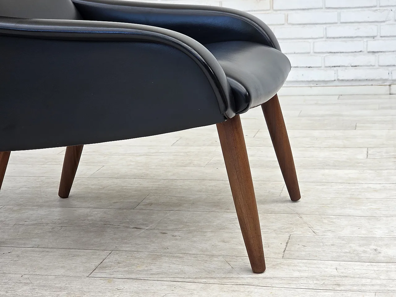 Anni '70, poltrona danese, pelle artificiale nera, gambe in legno di teak. 9