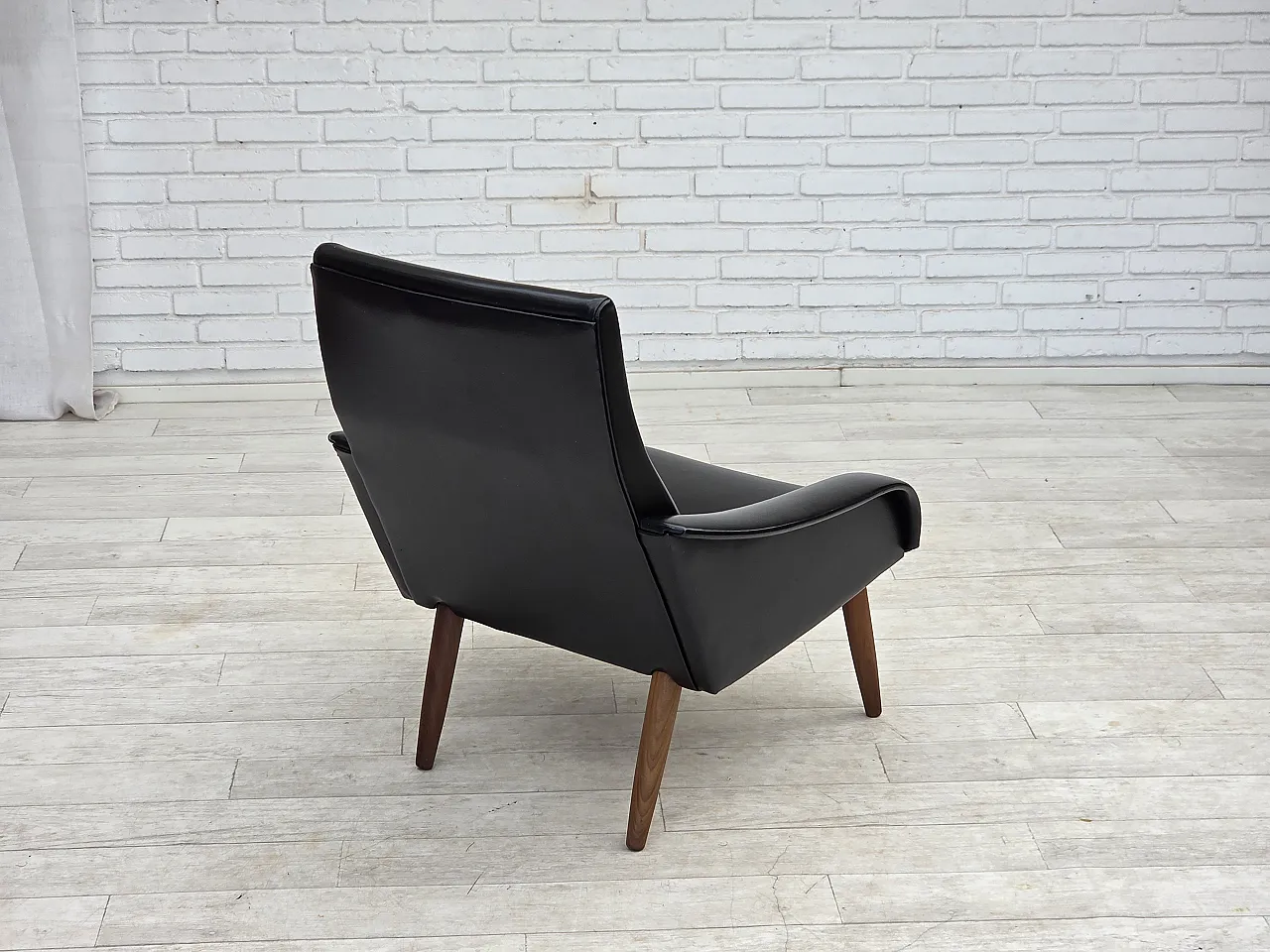 Anni '70, poltrona danese, pelle artificiale nera, gambe in legno di teak. 10