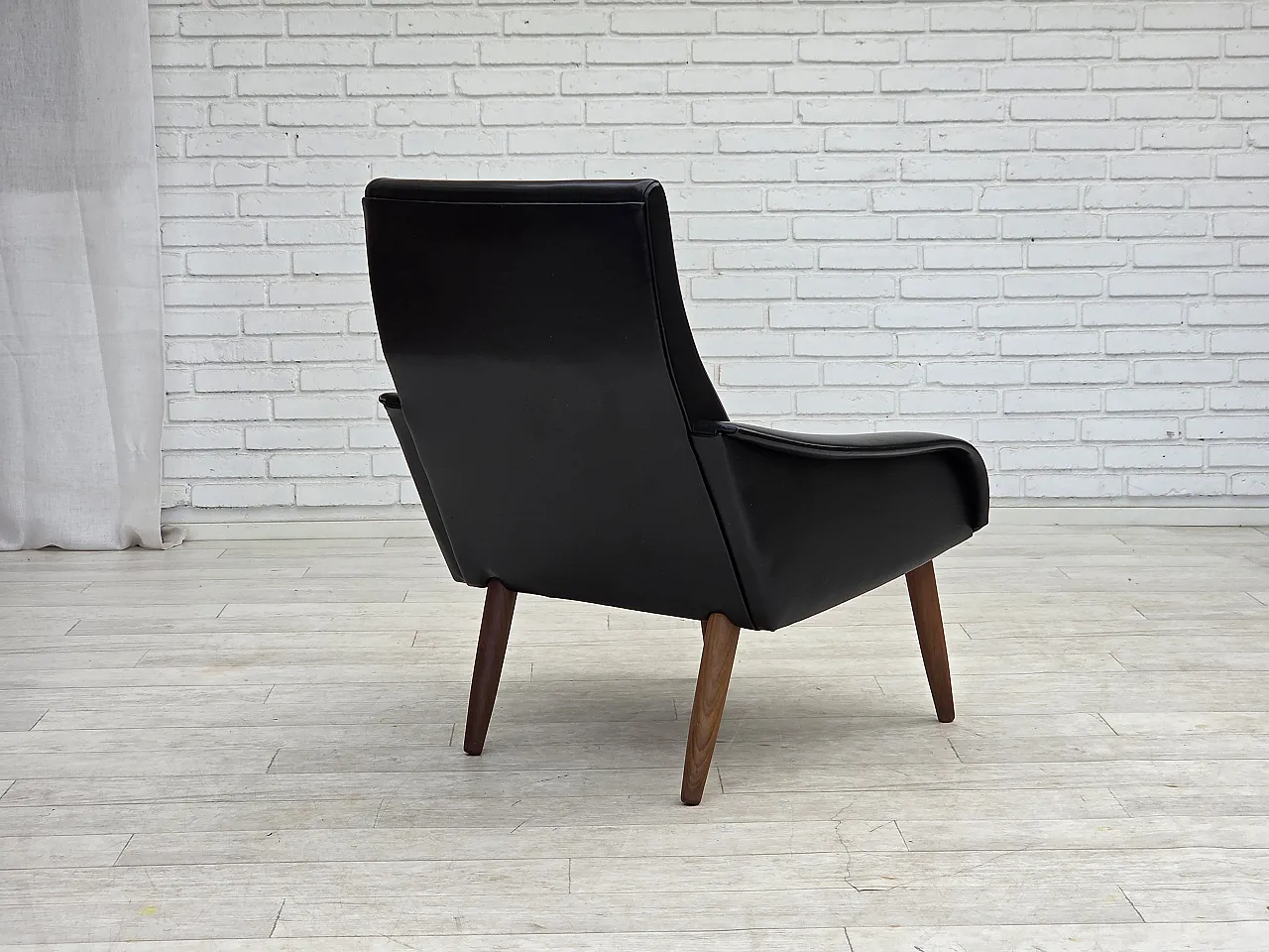 Anni '70, poltrona danese, pelle artificiale nera, gambe in legno di teak. 11
