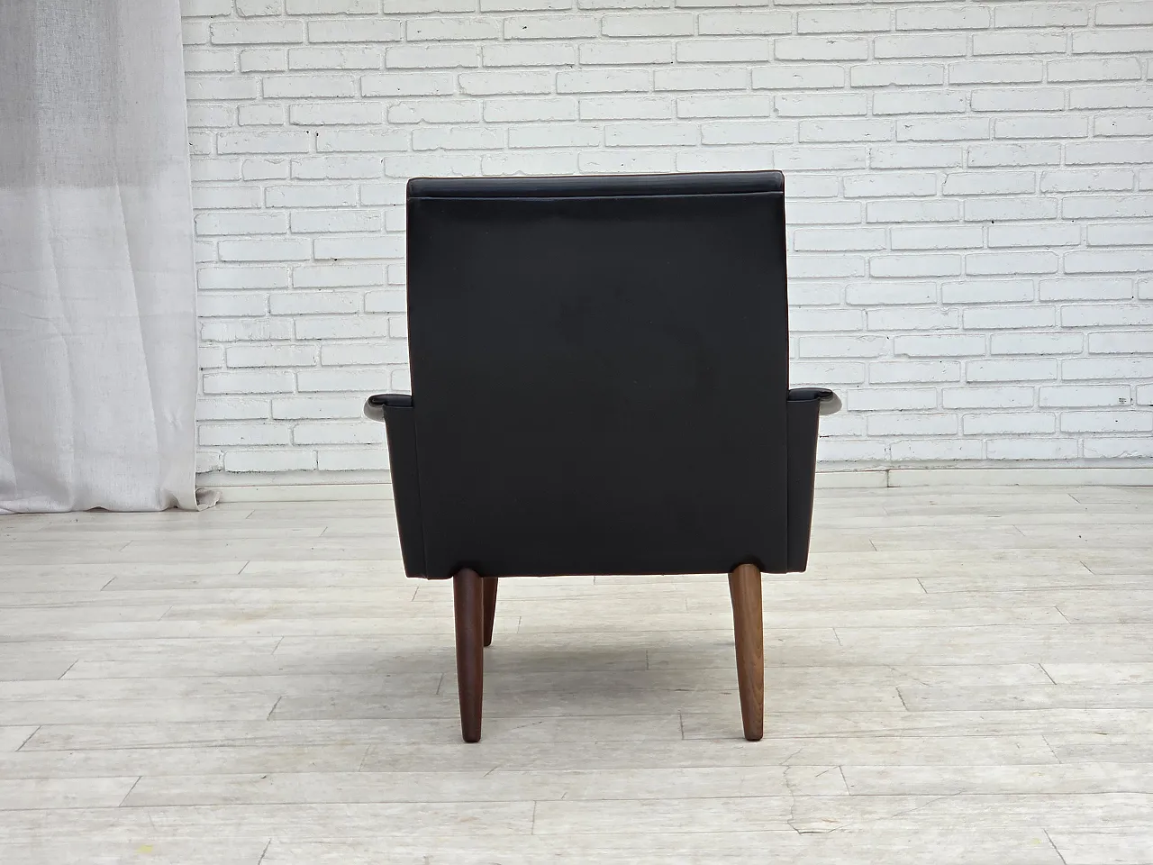 Anni '70, poltrona danese, pelle artificiale nera, gambe in legno di teak. 13