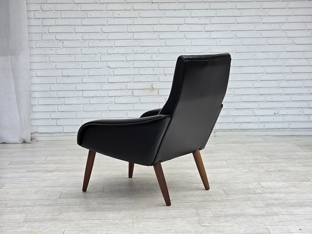 Anni '70, poltrona danese, pelle artificiale nera, gambe in legno di teak. 14