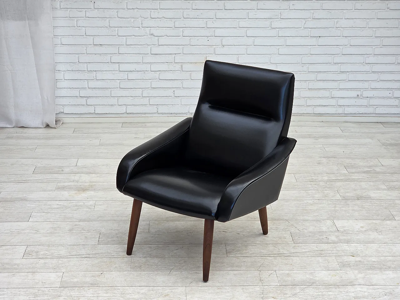 Anni '70, poltrona danese, pelle artificiale nera, gambe in legno di teak. 15
