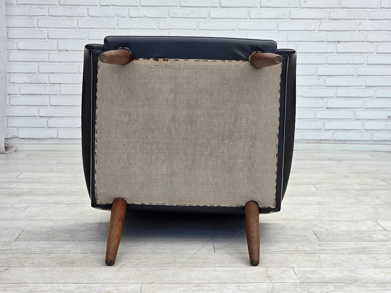 Anni '70, poltrona danese, pelle artificiale nera, gambe in legno di teak. 17