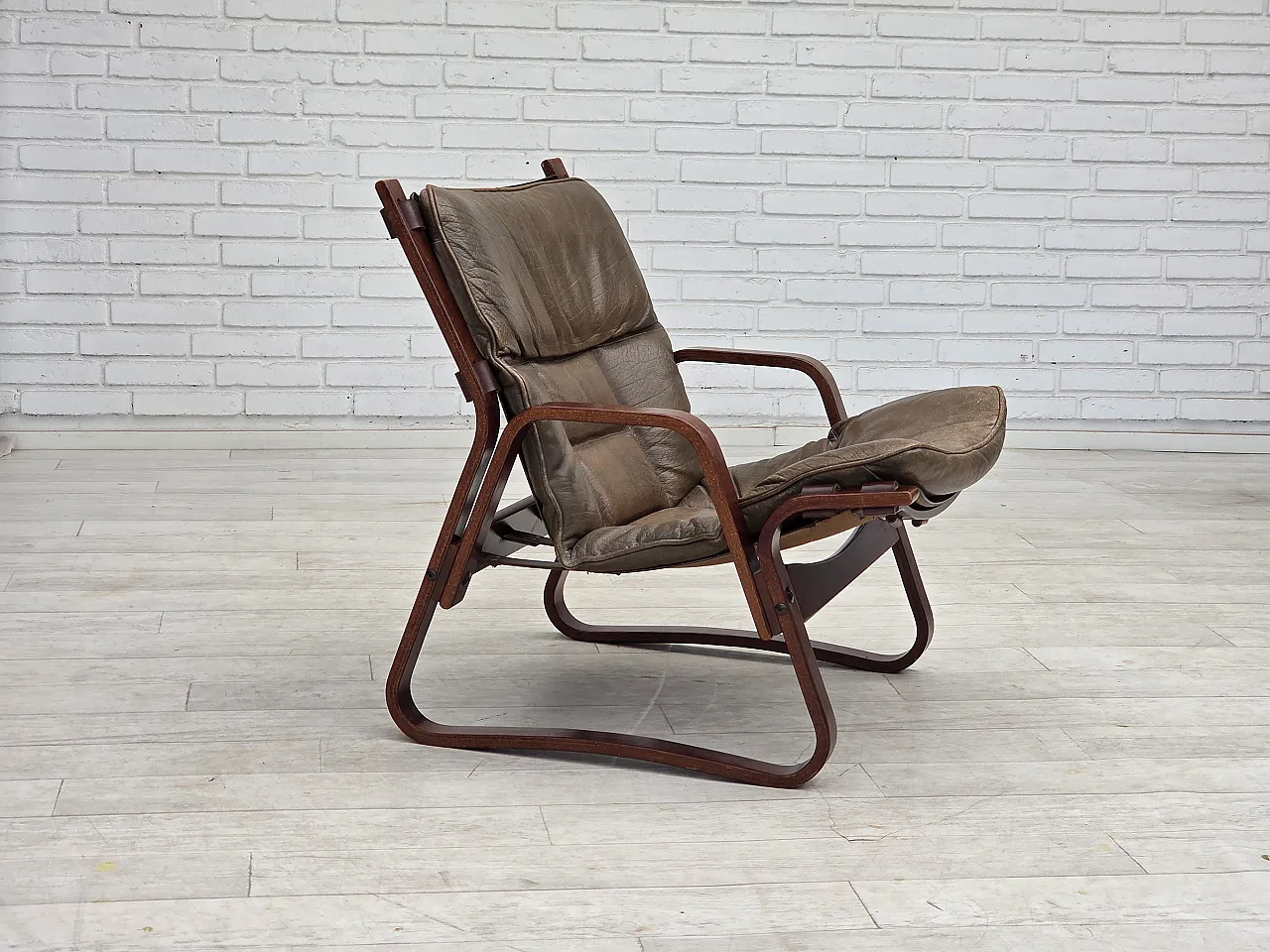 Anni '70, poltrona lounge norvegese, mobili in pelle marrone. 1
