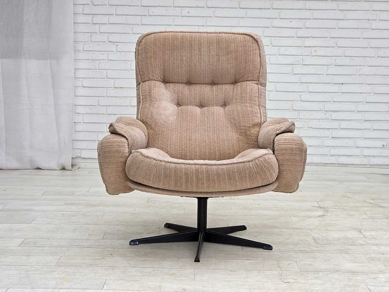 Anni '70, poltrona girevole danese, tessuto d'arredo beige. 1