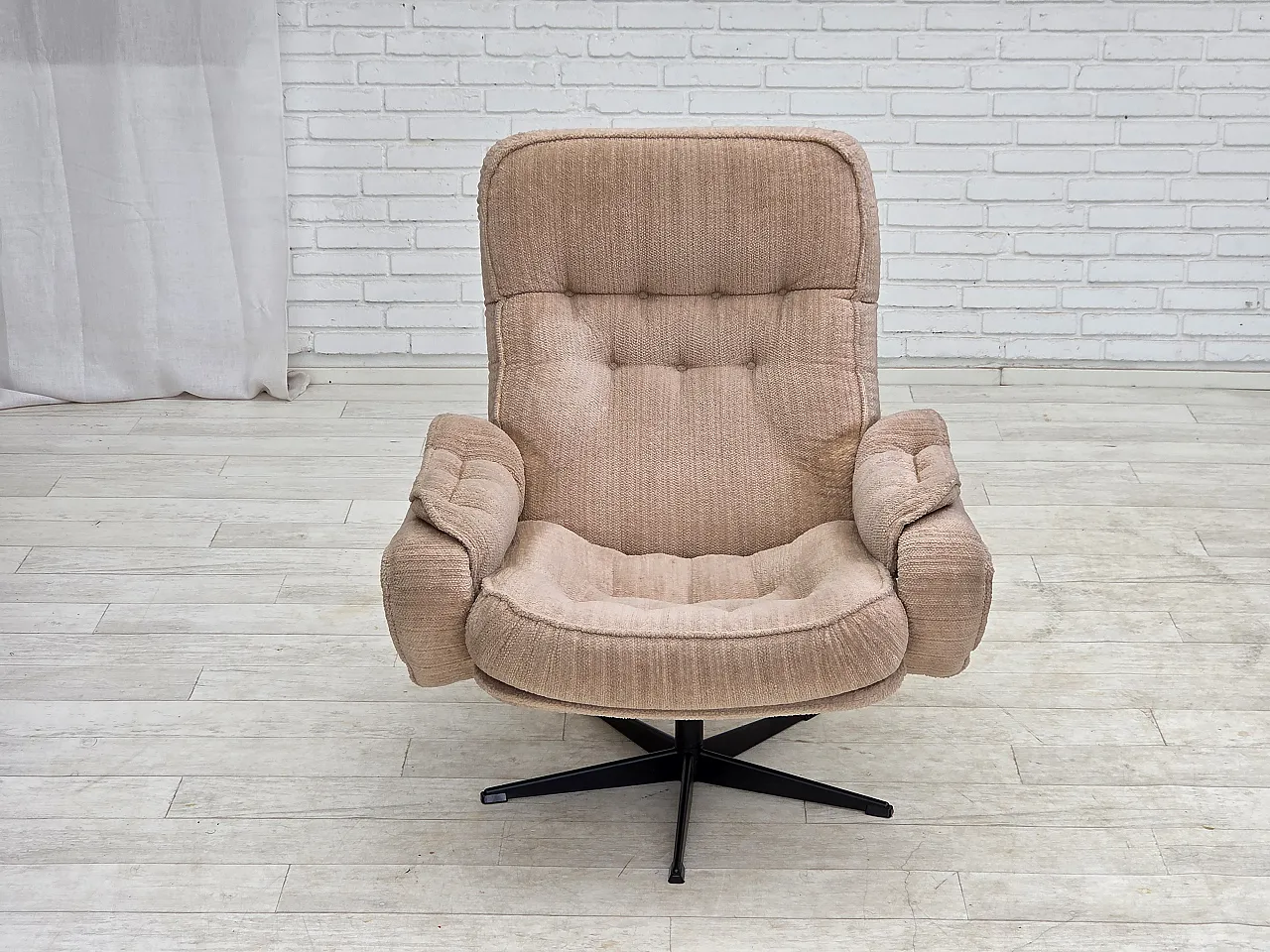 Anni '70, poltrona girevole danese, tessuto d'arredo beige. 2