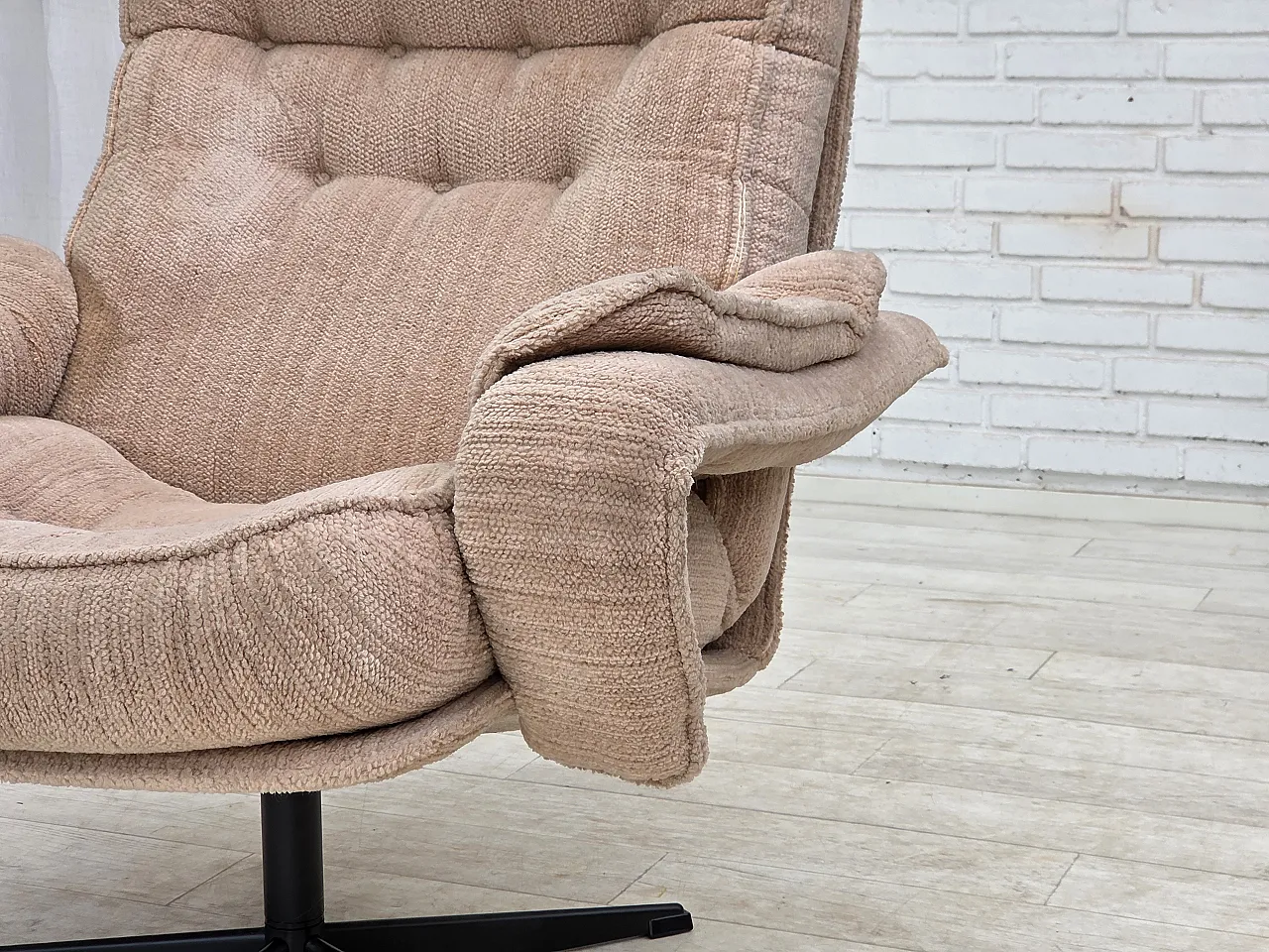Anni '70, poltrona girevole danese, tessuto d'arredo beige. 3