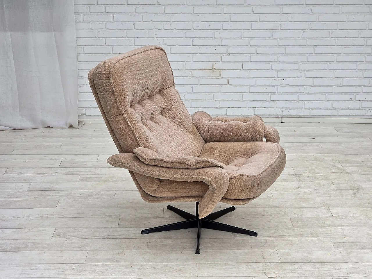 Anni '70, poltrona girevole danese, tessuto d'arredo beige. 5