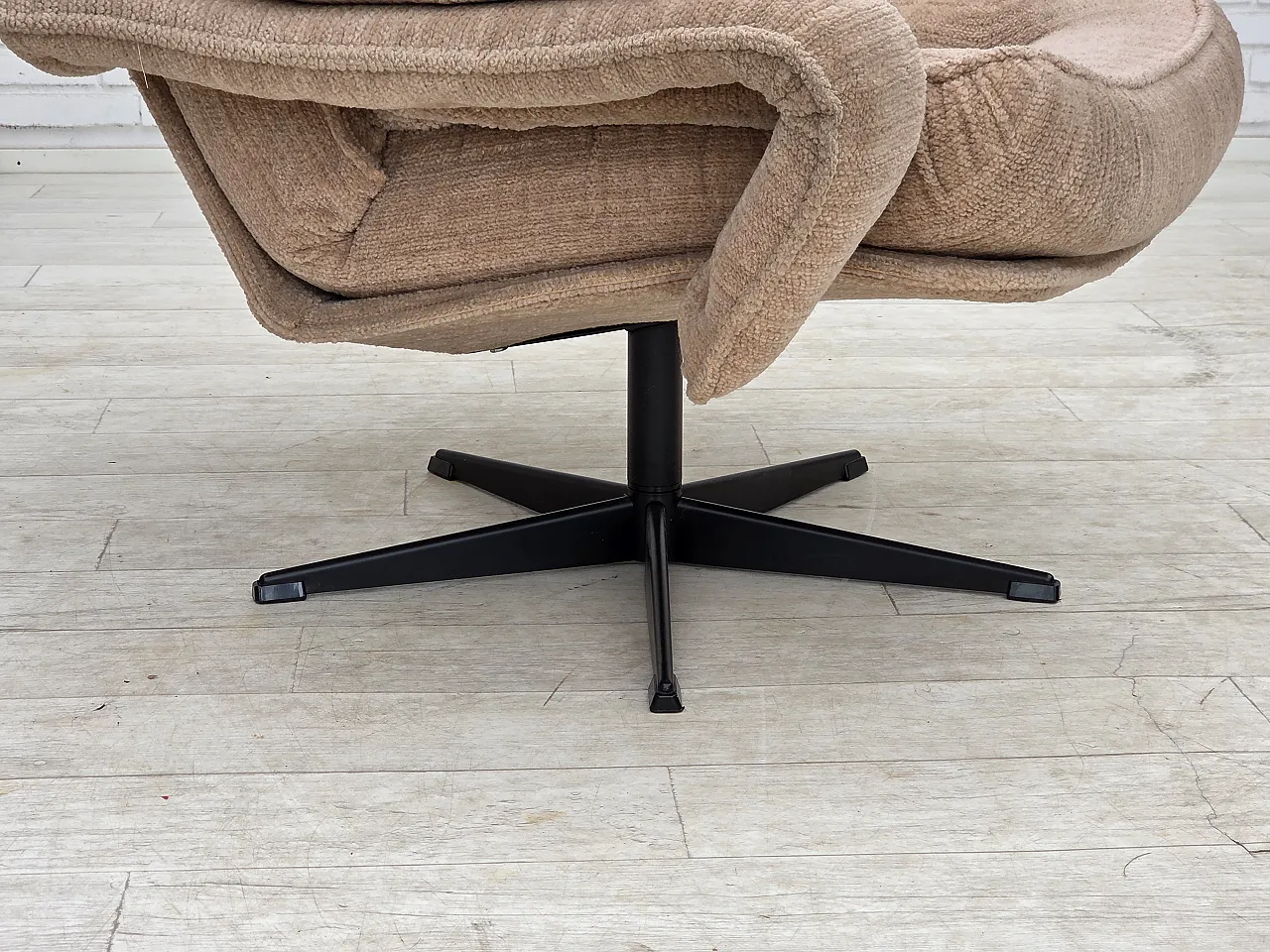 Anni '70, poltrona girevole danese, tessuto d'arredo beige. 7