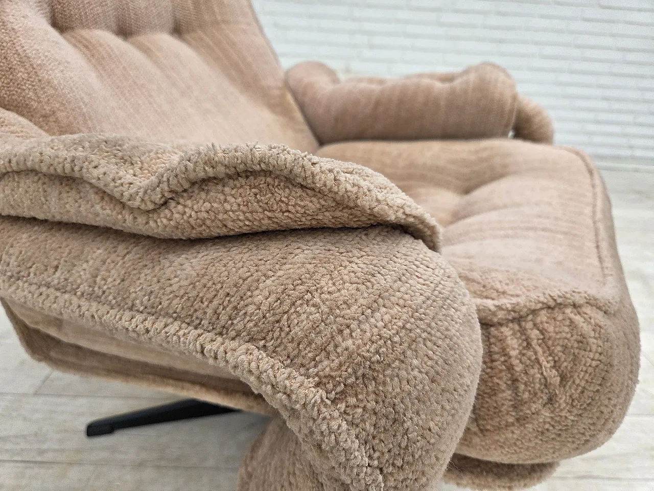Anni '70, poltrona girevole danese, tessuto d'arredo beige. 9