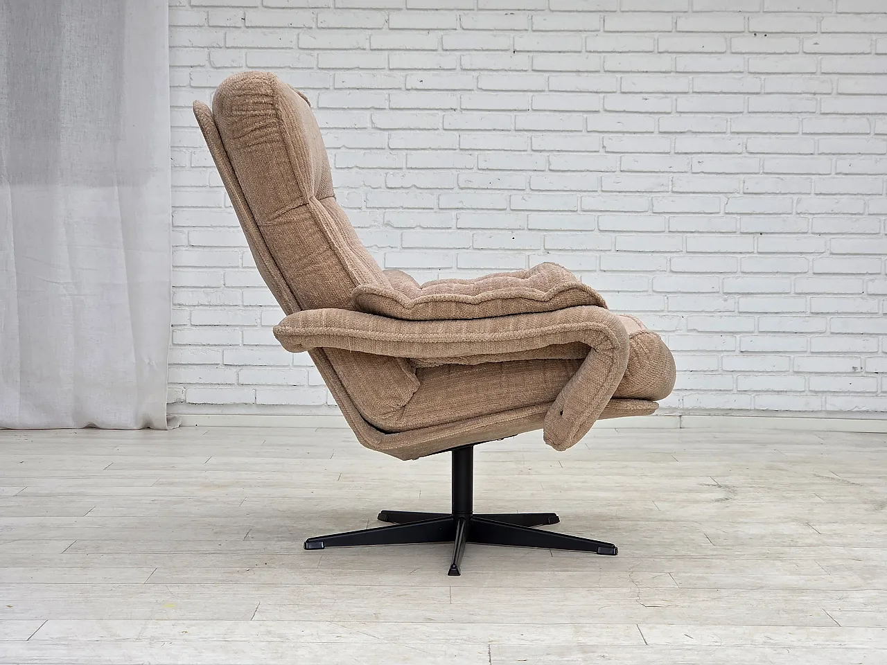 Anni '70, poltrona girevole danese, tessuto d'arredo beige. 10