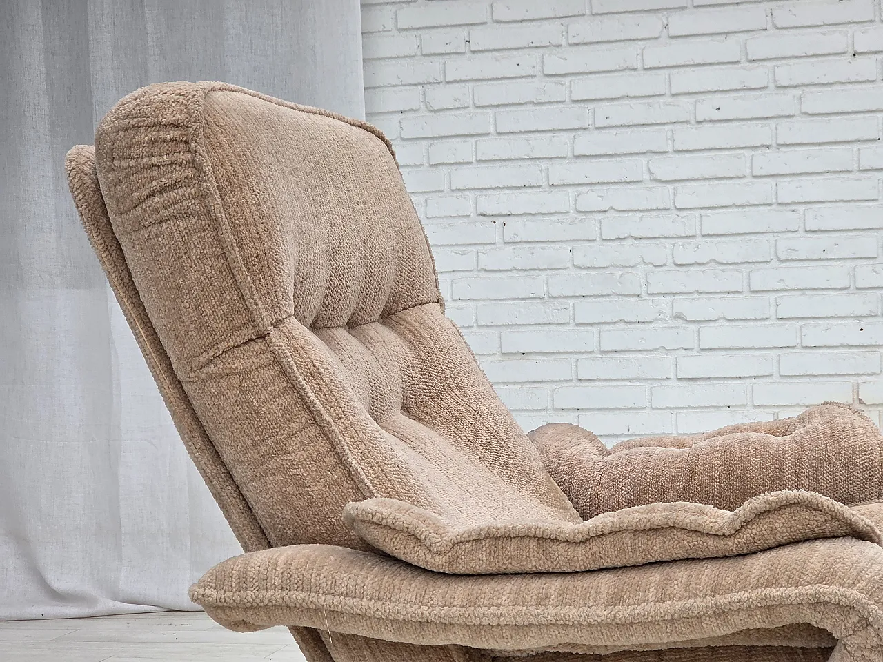 Anni '70, poltrona girevole danese, tessuto d'arredo beige. 11