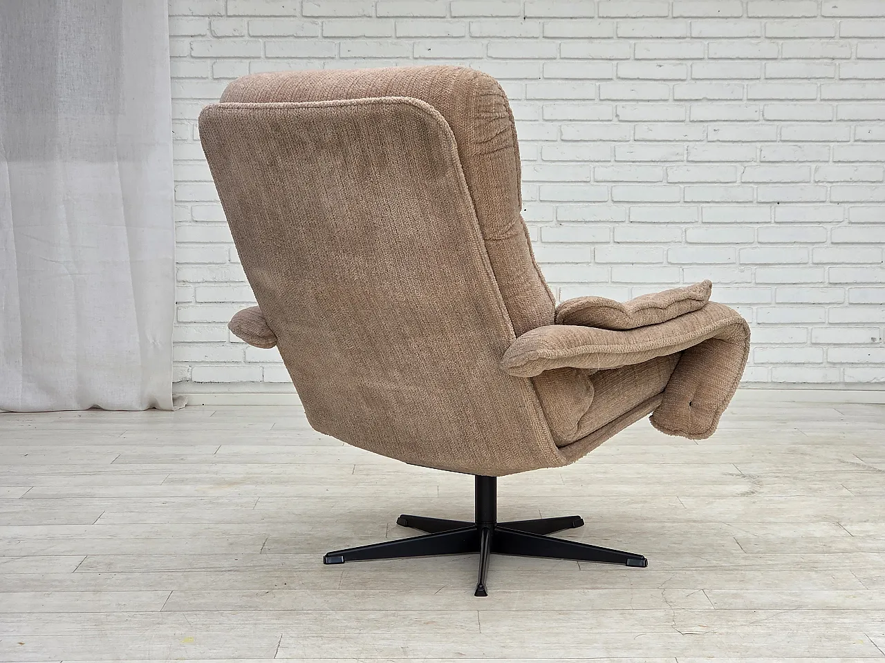 Anni '70, poltrona girevole danese, tessuto d'arredo beige. 12