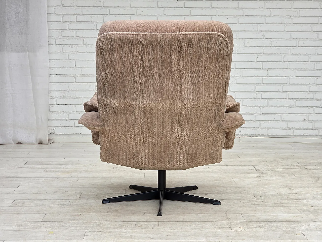 Anni '70, poltrona girevole danese, tessuto d'arredo beige. 13