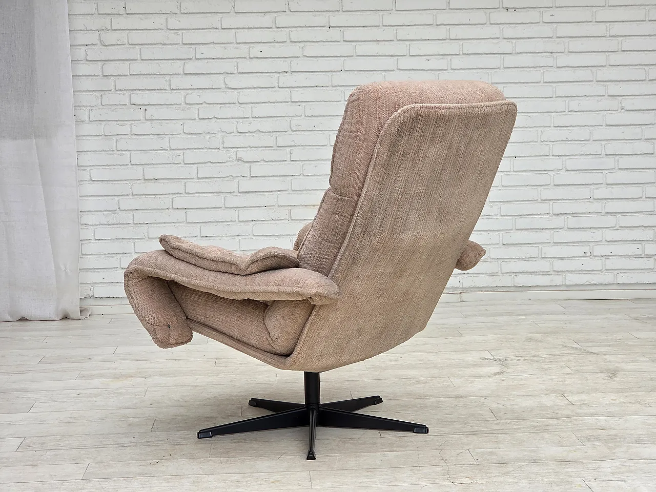 Anni '70, poltrona girevole danese, tessuto d'arredo beige. 14
