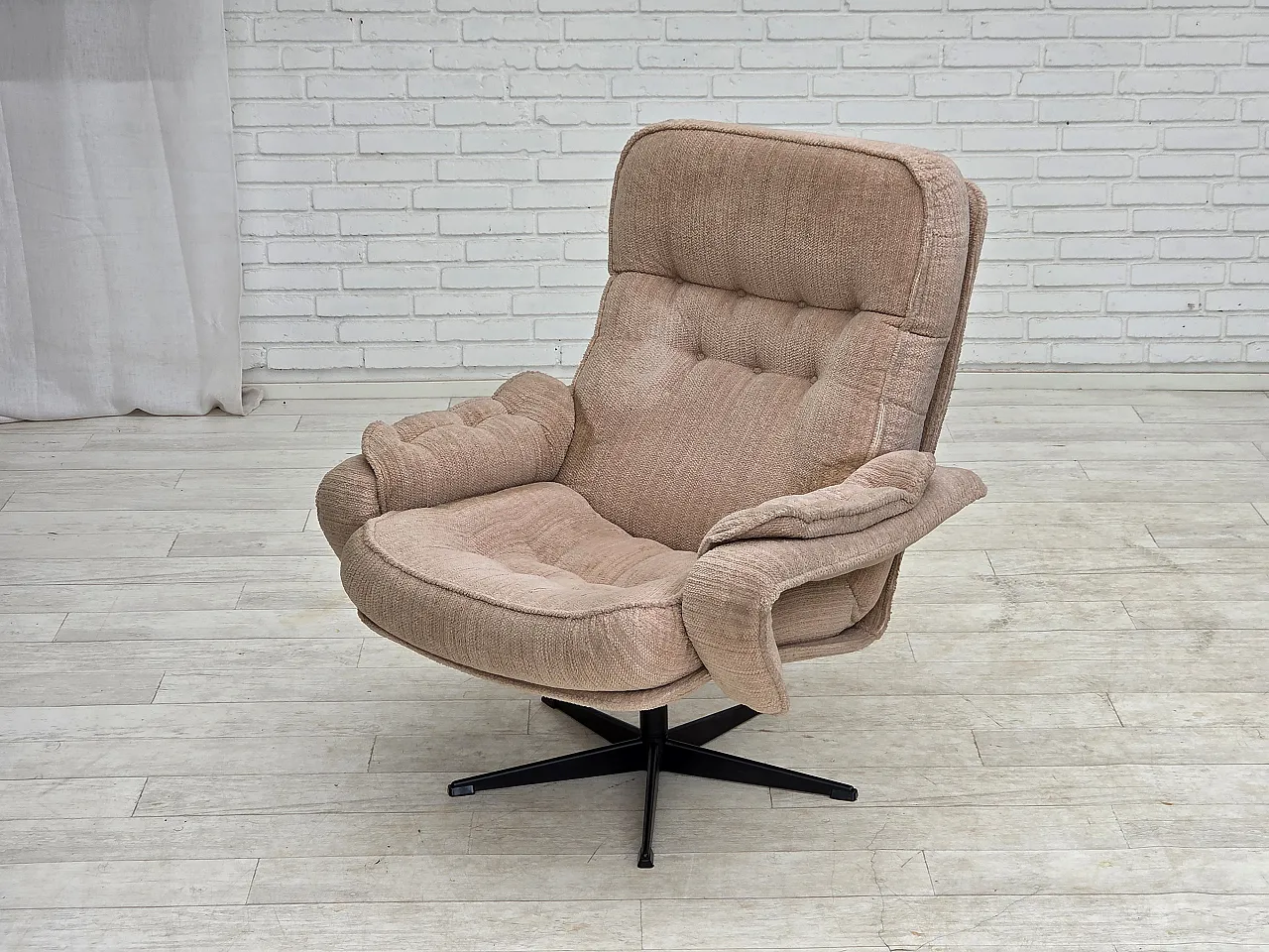 Anni '70, poltrona girevole danese, tessuto d'arredo beige. 15