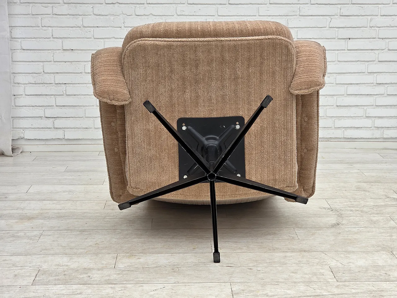 Anni '70, poltrona girevole danese, tessuto d'arredo beige. 16