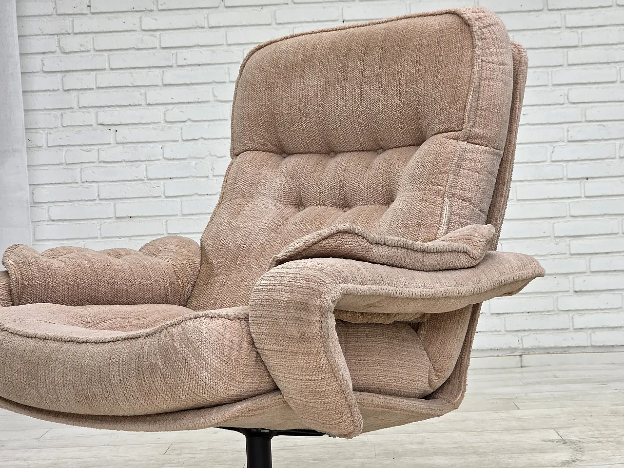 Anni '70, poltrona girevole danese, tessuto d'arredo beige. 17