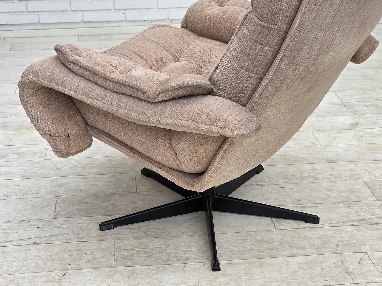 Anni '70, poltrona girevole danese, tessuto d'arredo beige. 18