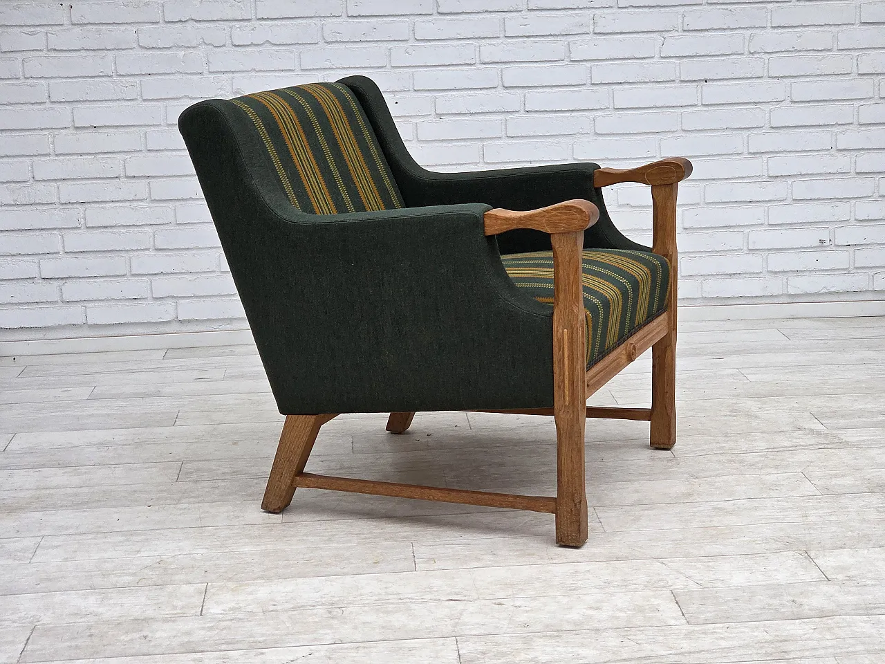 Anni '70, poltrona danese, mobili in lana verde, legno massello di rovere. 1