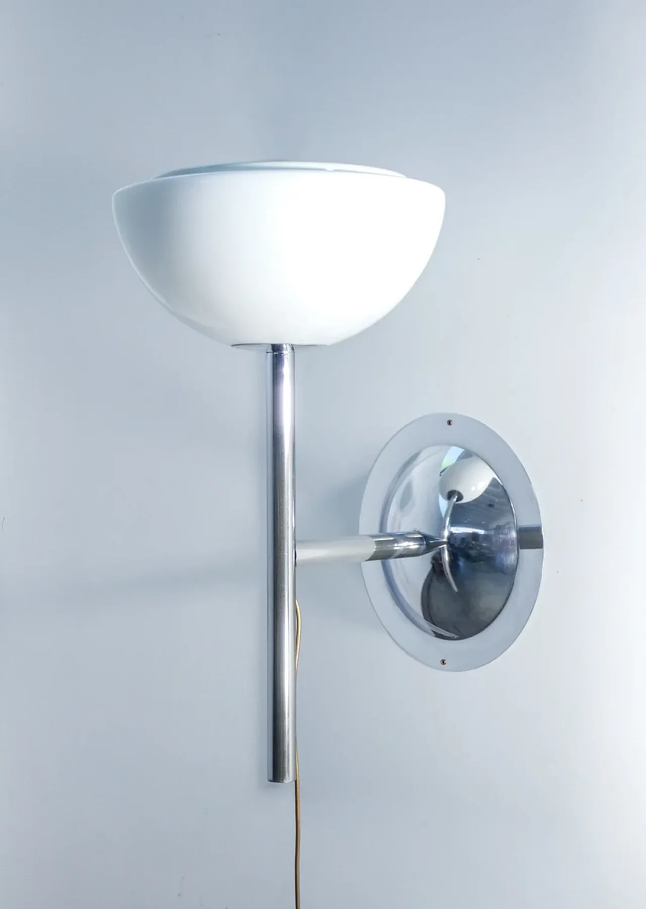 Lampada da muro in metallo cromato e vetro opalino, anni '70 1
