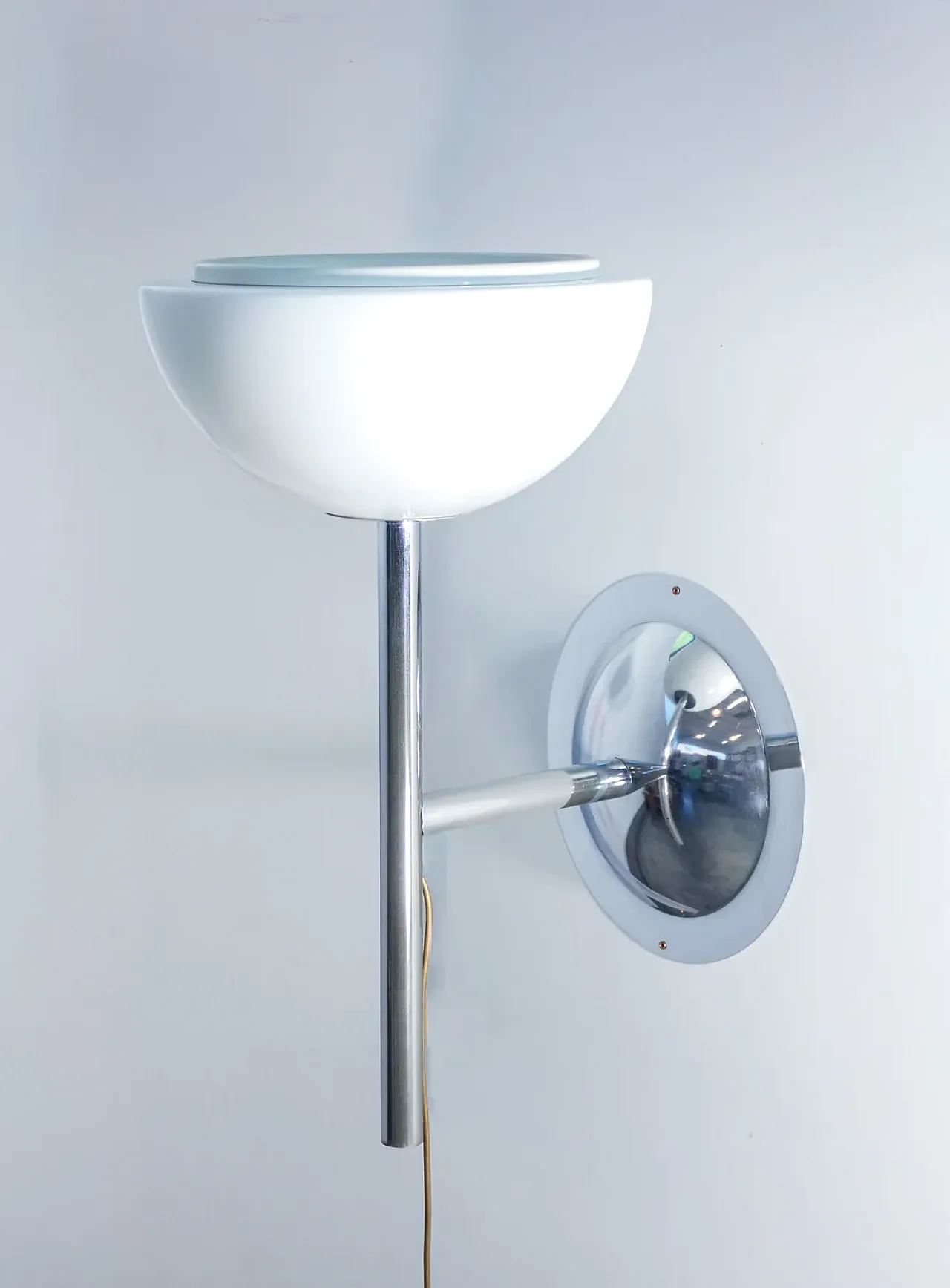 Lampada da muro in metallo cromato e vetro opalino, anni '70 3
