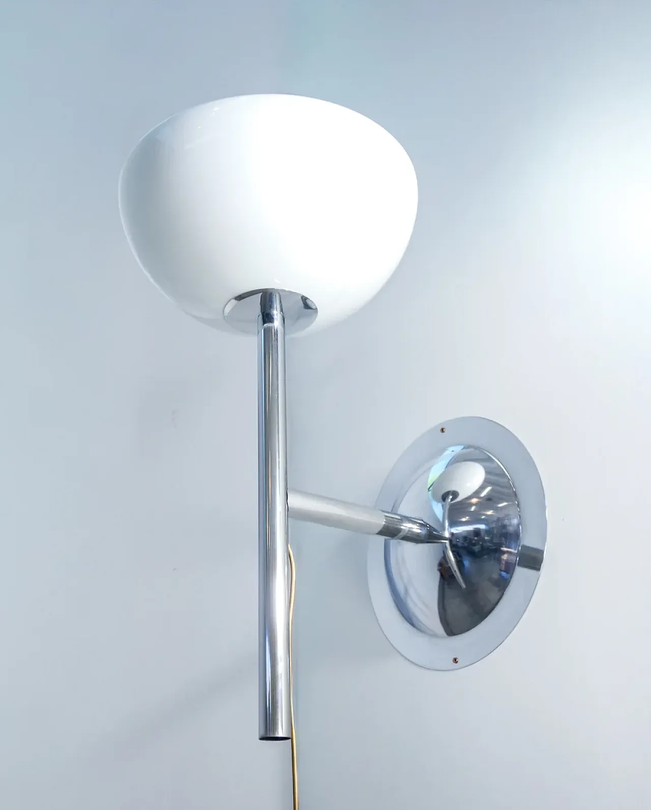 Lampada da muro in metallo cromato e vetro opalino, anni '70 4