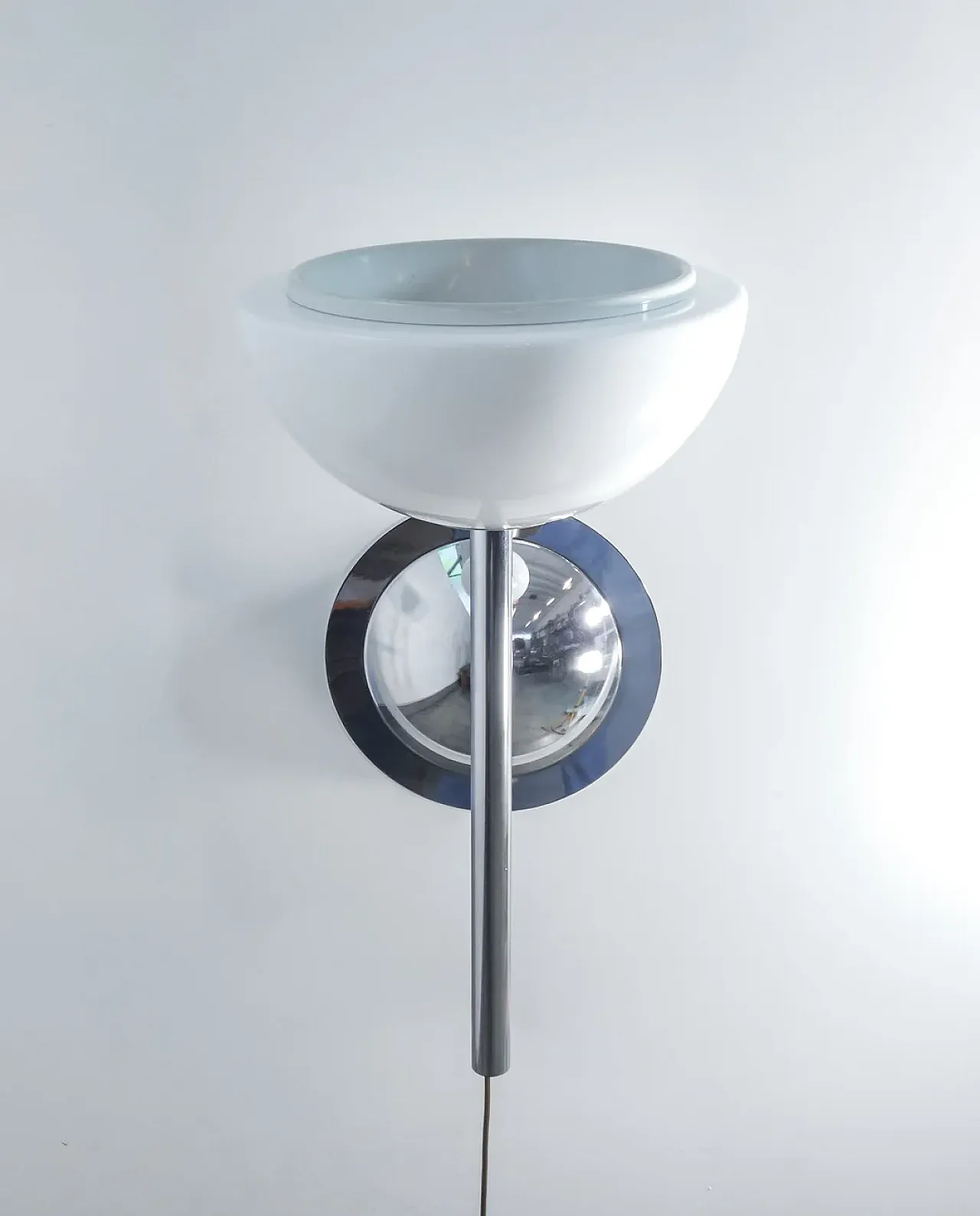 Lampada da muro in metallo cromato e vetro opalino, anni '70 6