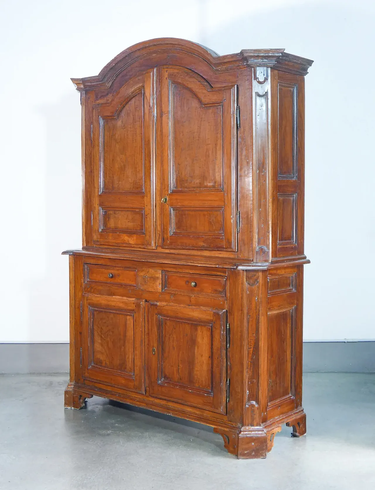 Credenza a doppio corpo in legno massello di noce, '700 1