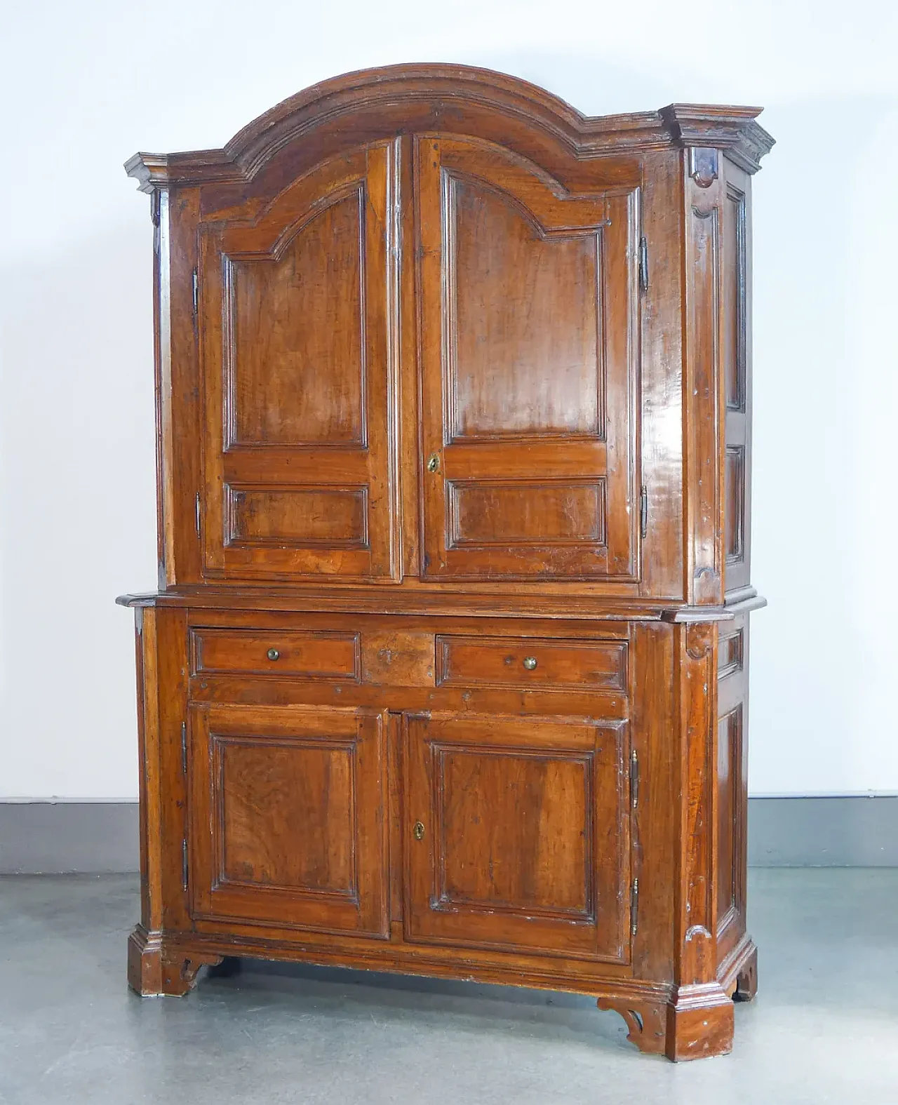 Credenza a doppio corpo in legno massello di noce, '700 2